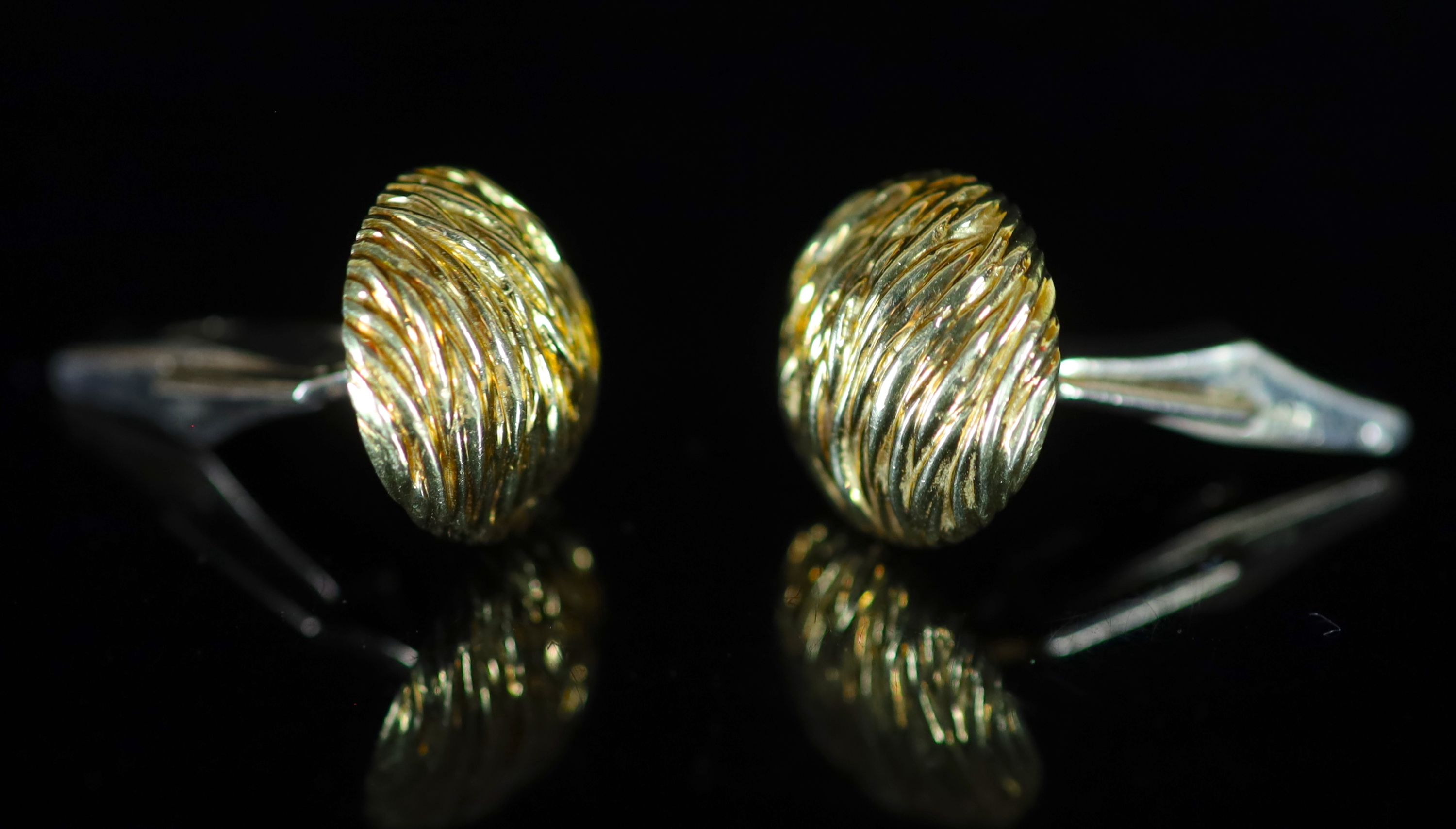 A modern pair of Kutchinsky 18ct gold cufflinks